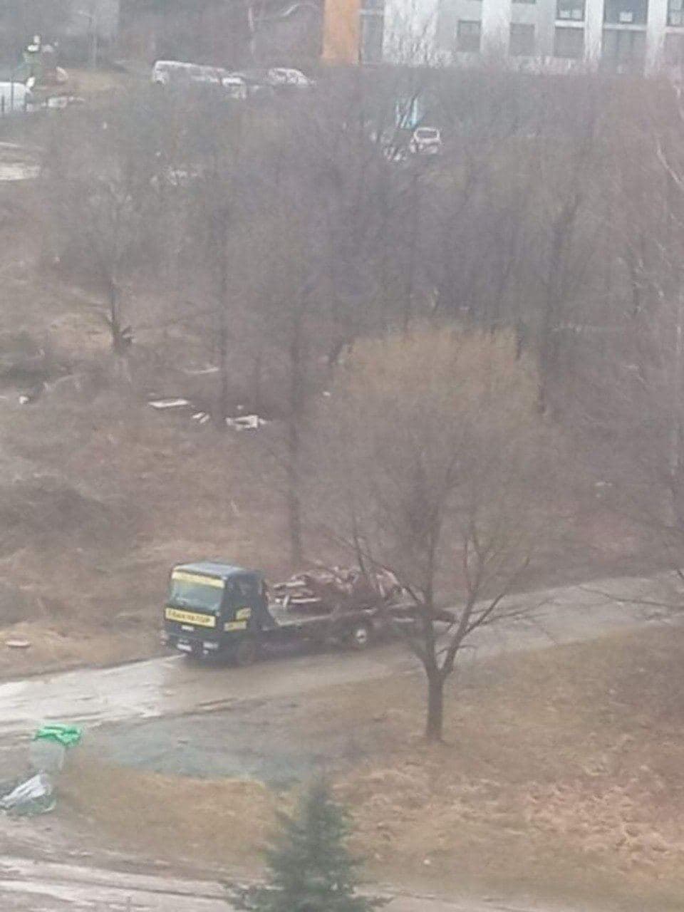 З даху львівської дев'ятиповерхівки скинули автомобіль.