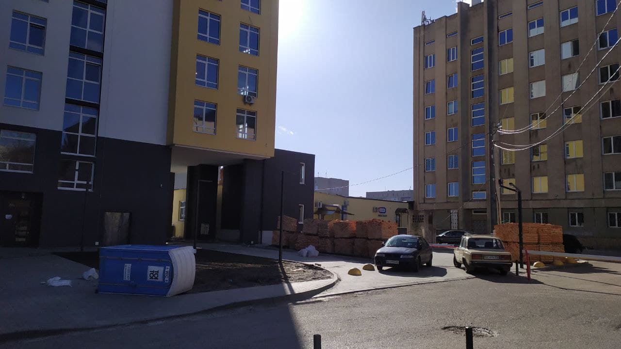 У Шевченківському районі сильний вітер перекинув туалет.