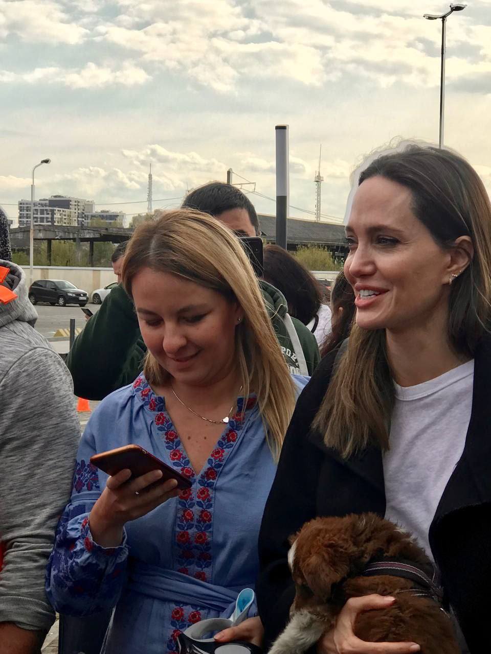 Анджеліна Джолі на вокзалі у Львові.