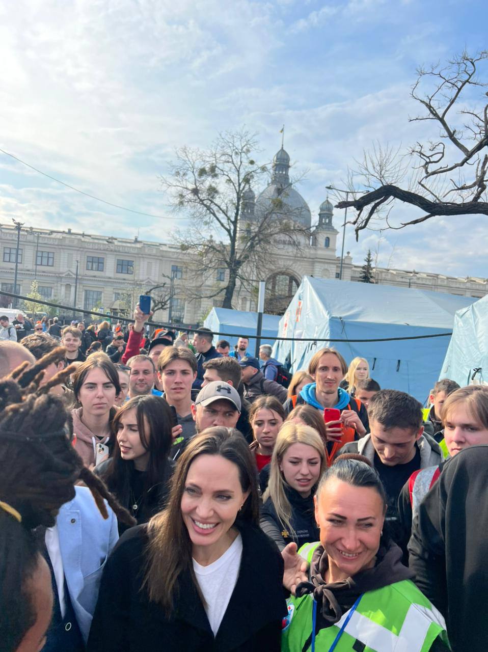 Анджеліна Джолі на вокзалі у Львові.