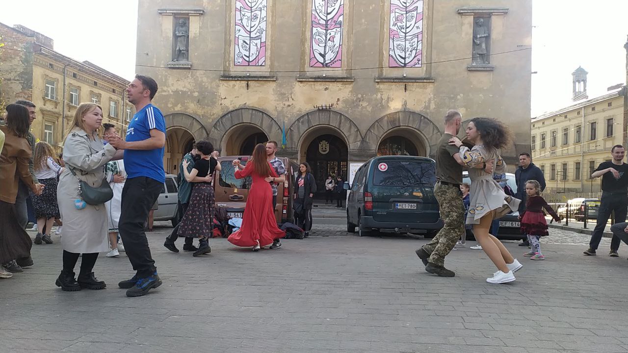Біля Львівського театру ляльок просто неба відбувся майстер-клас зі стародавніх танців.