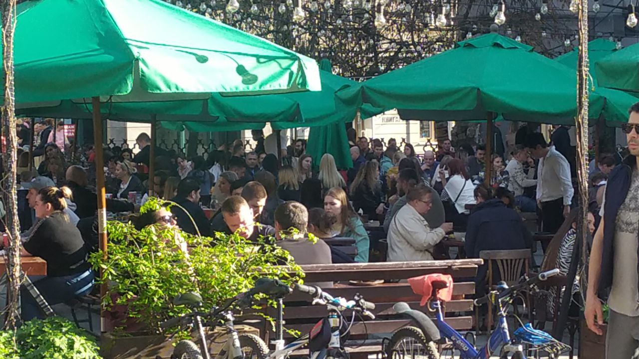 До Львова повертаються туристи, перед популярними ресторанами &ndash; черги.