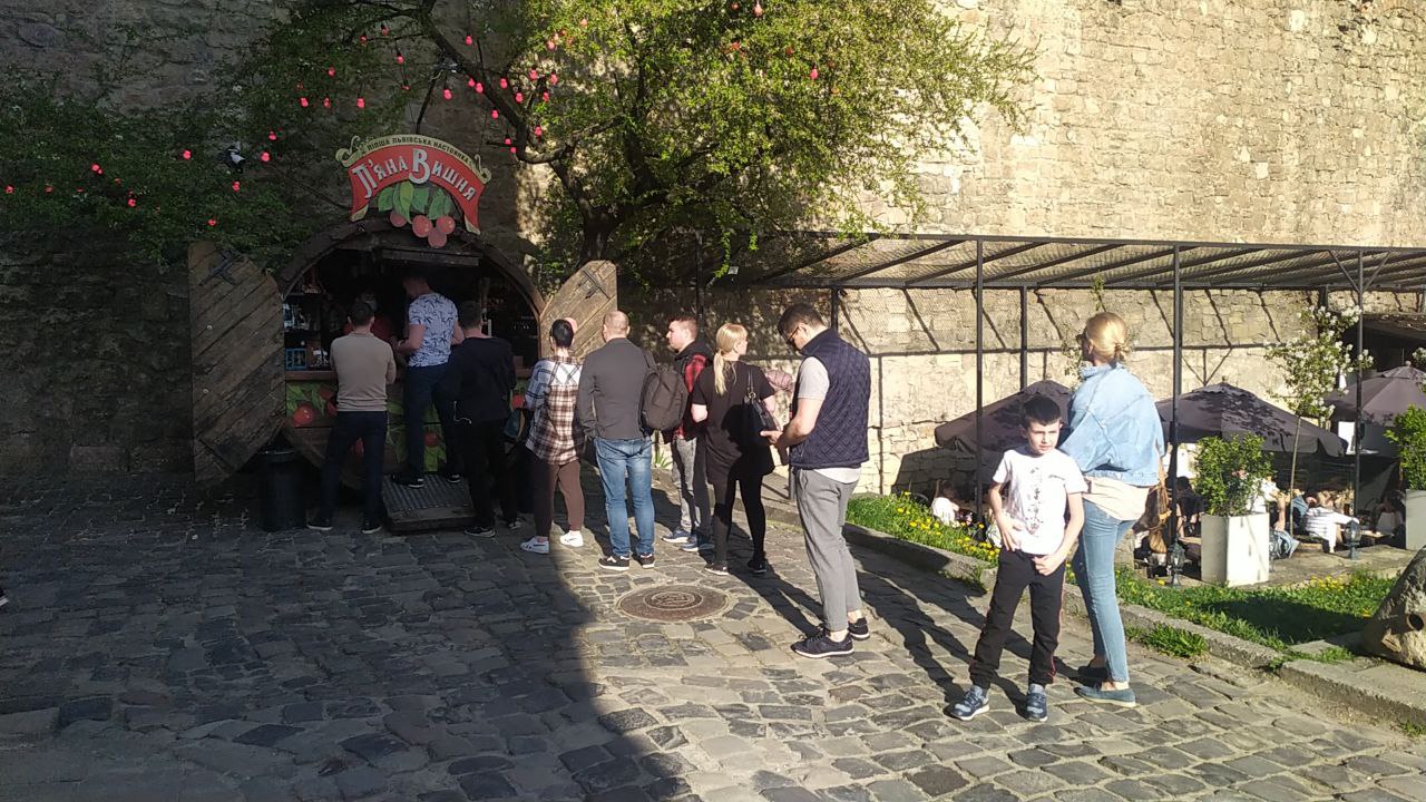 До Львова повертаються туристи, перед популярними ресторанами &ndash; черги.