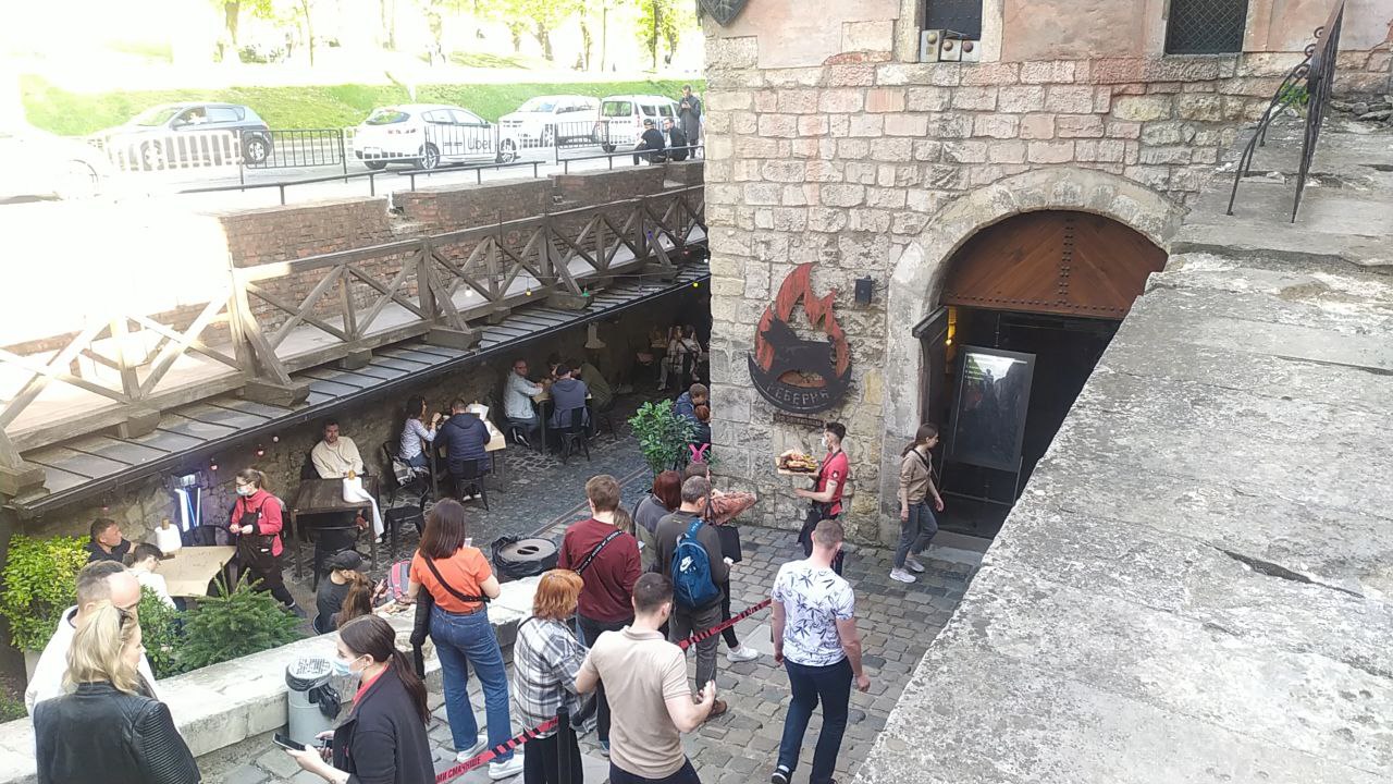 До Львова повертаються туристи, перед популярними ресторанами &ndash; черги.