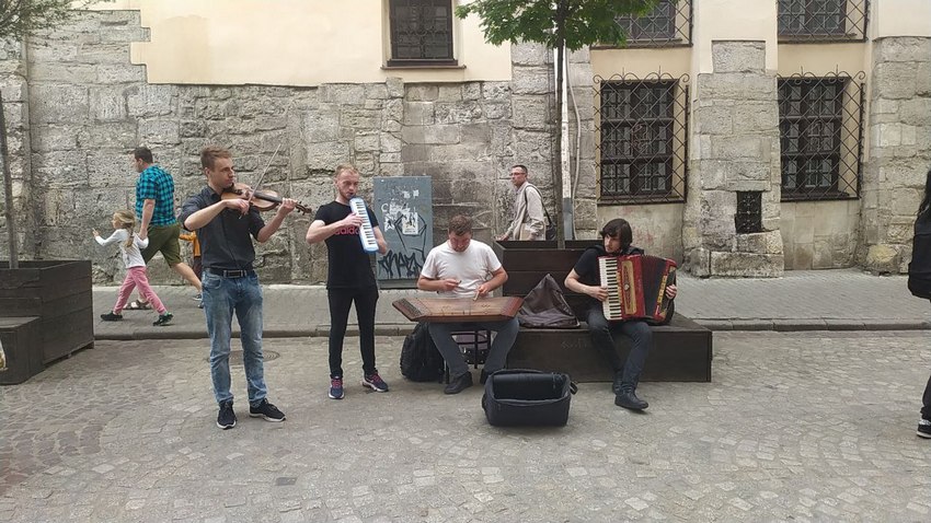 Вуличні музиканти у Львові під час війни.