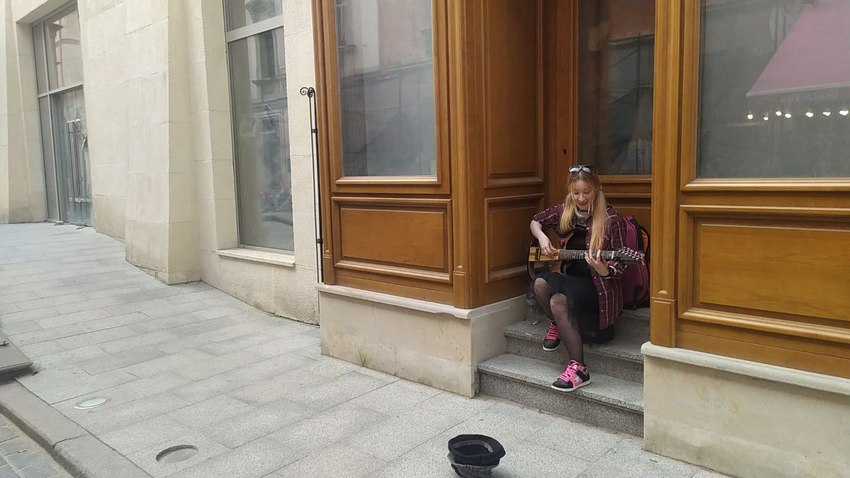 Вуличні музиканти у Львові під час війни.