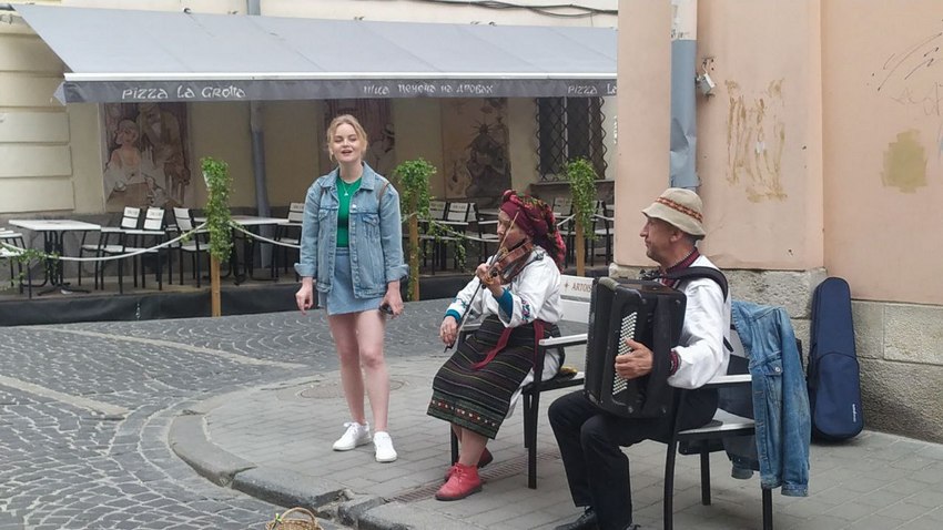 Вуличні музиканти у Львові під час війни.