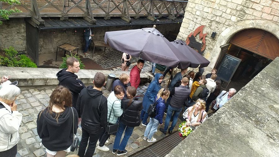 Черга у Реберню Під Арсеналом. Львів. Кінець травня 2022.