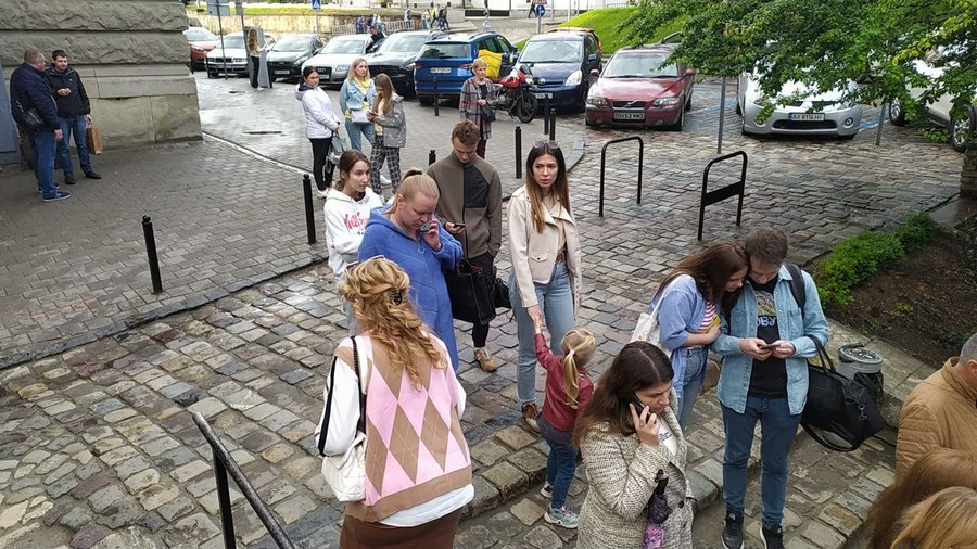 Черга у Реберню Під Арсеналом. Львів. Кінець травня 2022.