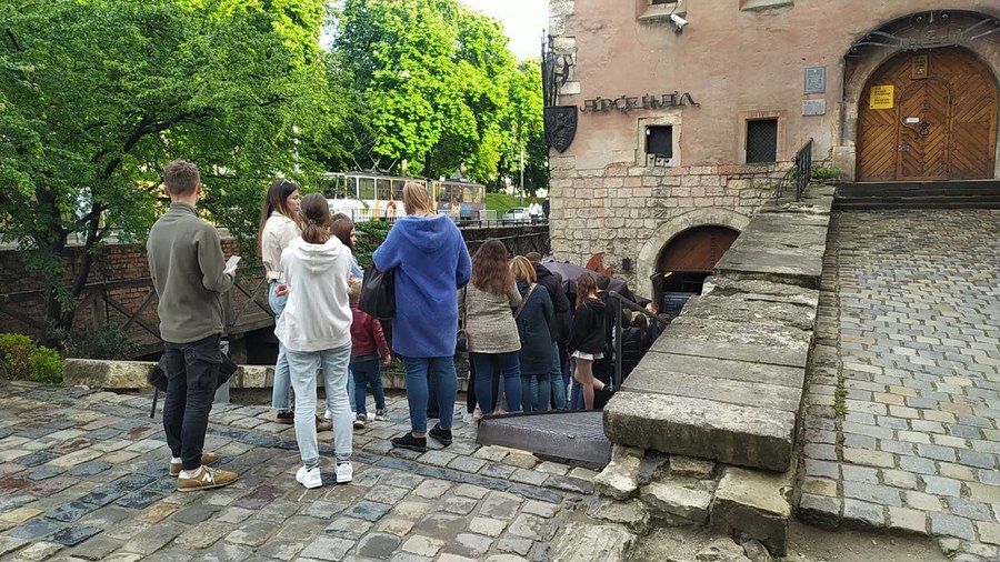 Черга у Реберню Під Арсеналом. Львів. Кінець травня 2022.