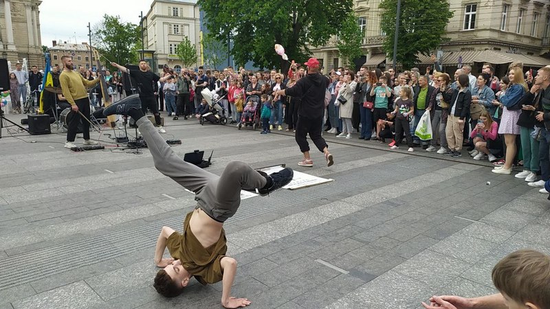 Вуличні музиканти у Львові під час війни.