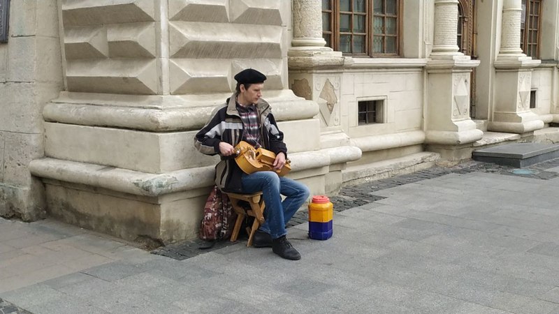Вуличні музиканти у Львові під час війни.