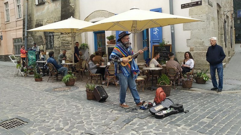 Вуличні музиканти у Львові під час війни.