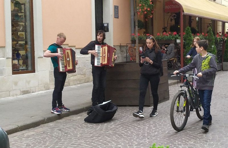 Вуличні музиканти у Львові під час війни.