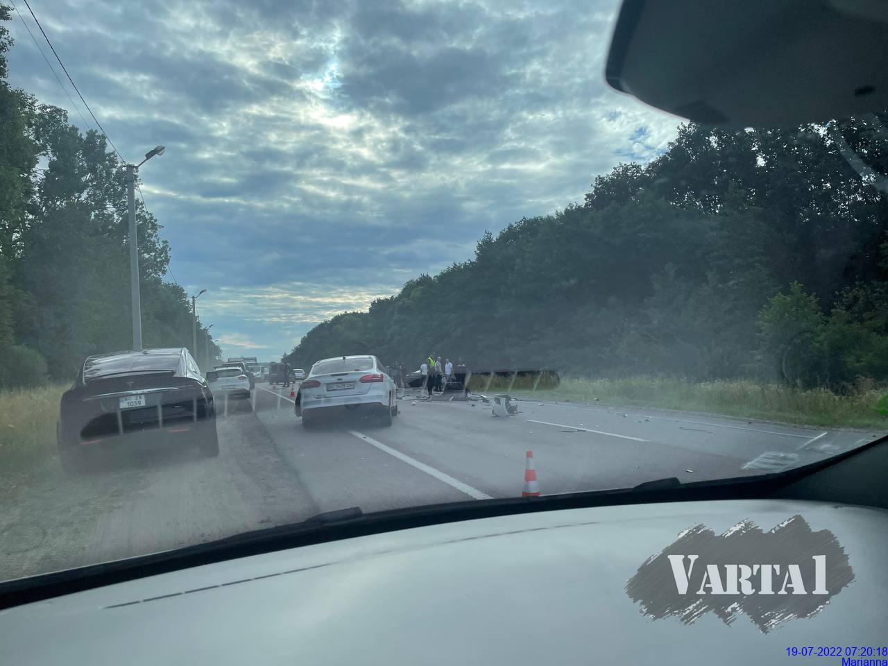 Через аварію біля Волі Бартатівської виник довжелезний затор.