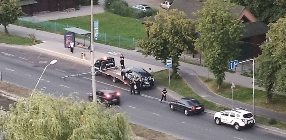 Львів'яни розмалювали водію-наркоману позашляховик.