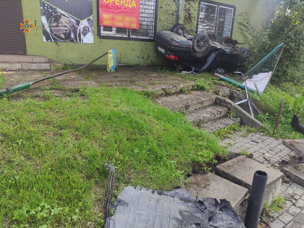 У Пустомитах автомобіль в'їхав у магазин і перекинувся &ndash; фото з місця ДТП.
