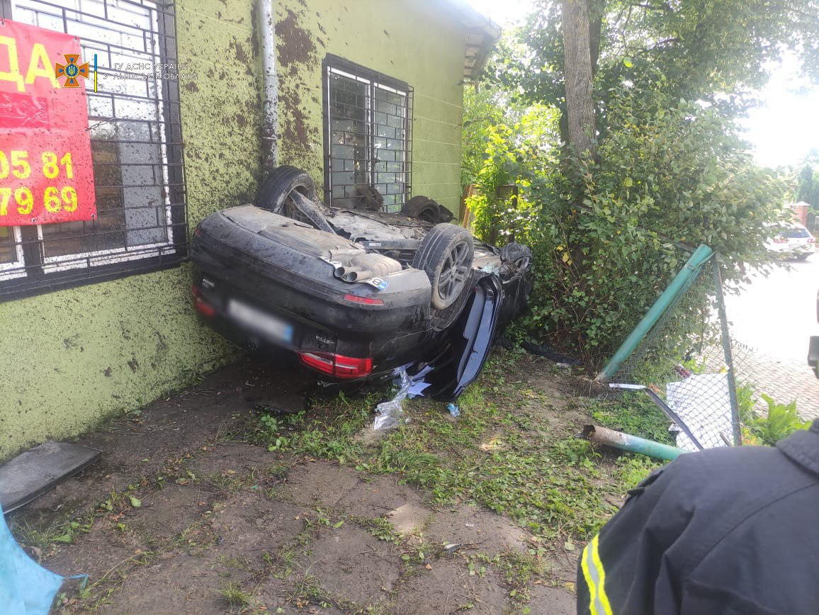 У Пустомитах автомобіль в'їхав у магазин і перекинувся &ndash; фото з місця ДТП.