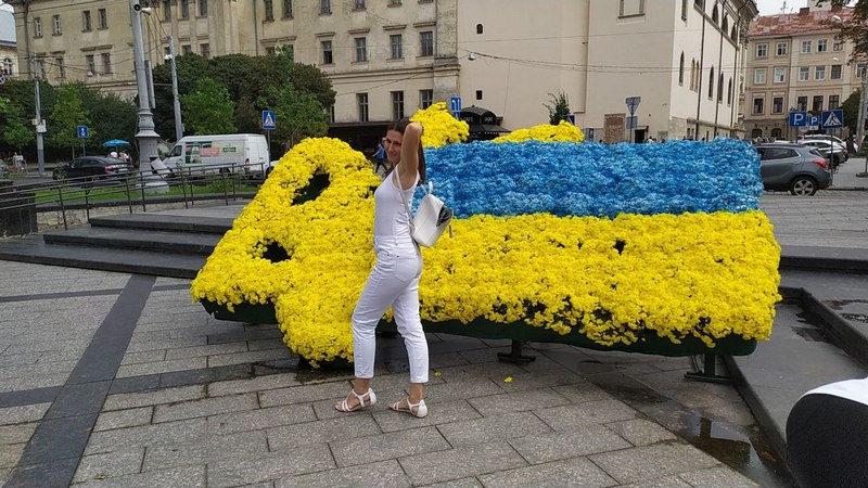 Нове місце для селфі: у центрі Львова створили патріотичну інсталяцію з квітів.
