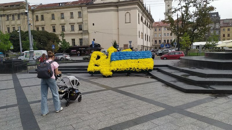 Нове місце для селфі: у центрі Львова створили патріотичну інсталяцію з квітів.