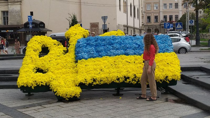 Нове місце для селфі: у центрі Львова створили патріотичну інсталяцію з квітів.