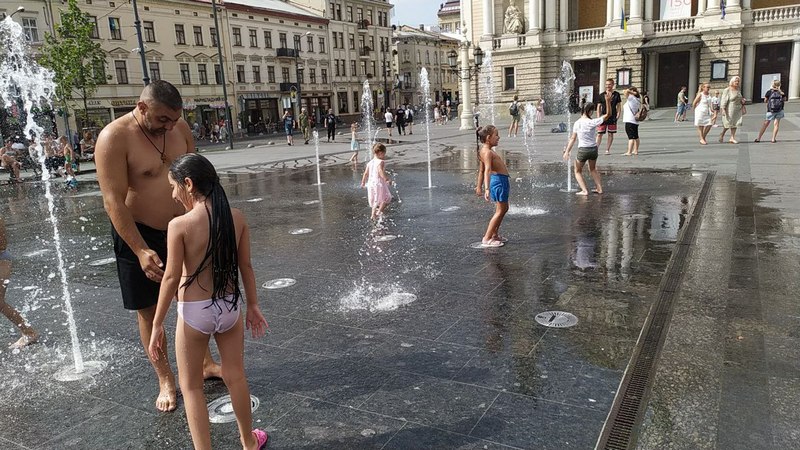 Сильна спека загнала львів'ян у фонтани.