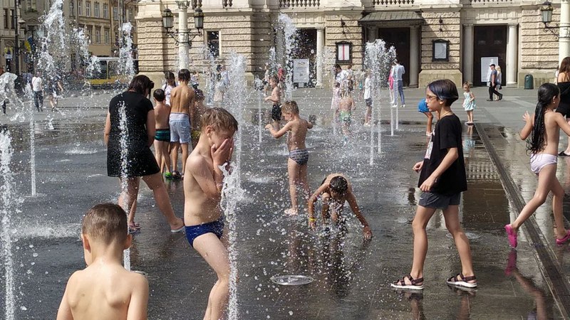 Сильна спека загнала львів'ян у фонтани.