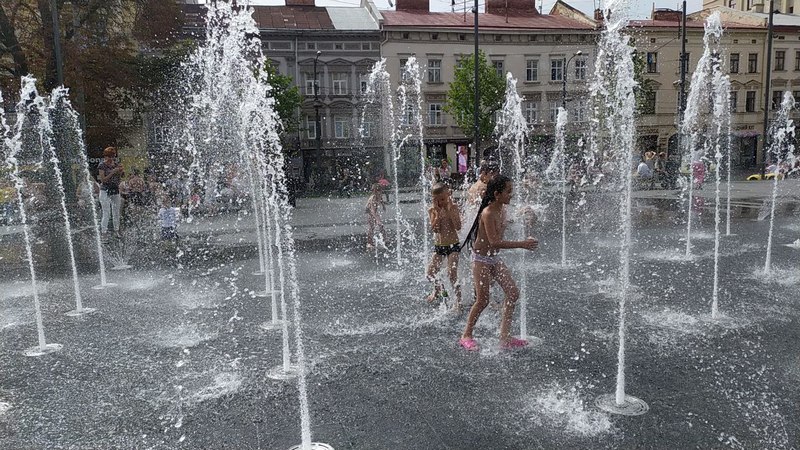 Сильна спека загнала львів'ян у фонтани.