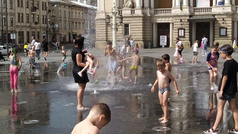 Сильна спека загнала львів'ян у фонтани.