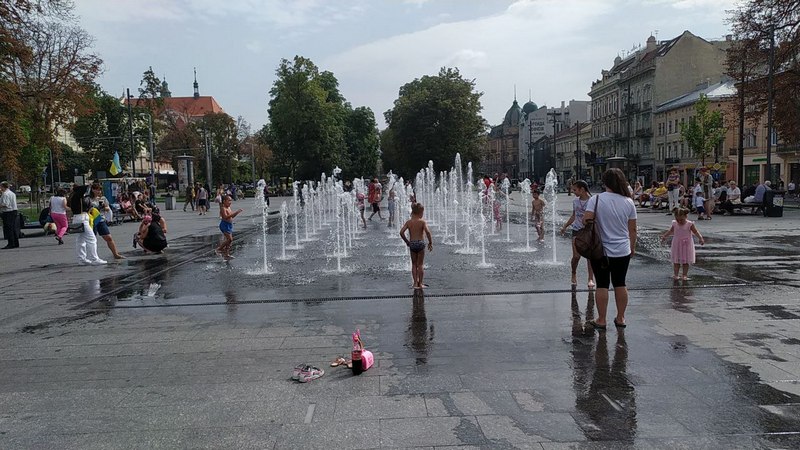 Сильна спека загнала львів'ян у фонтани.