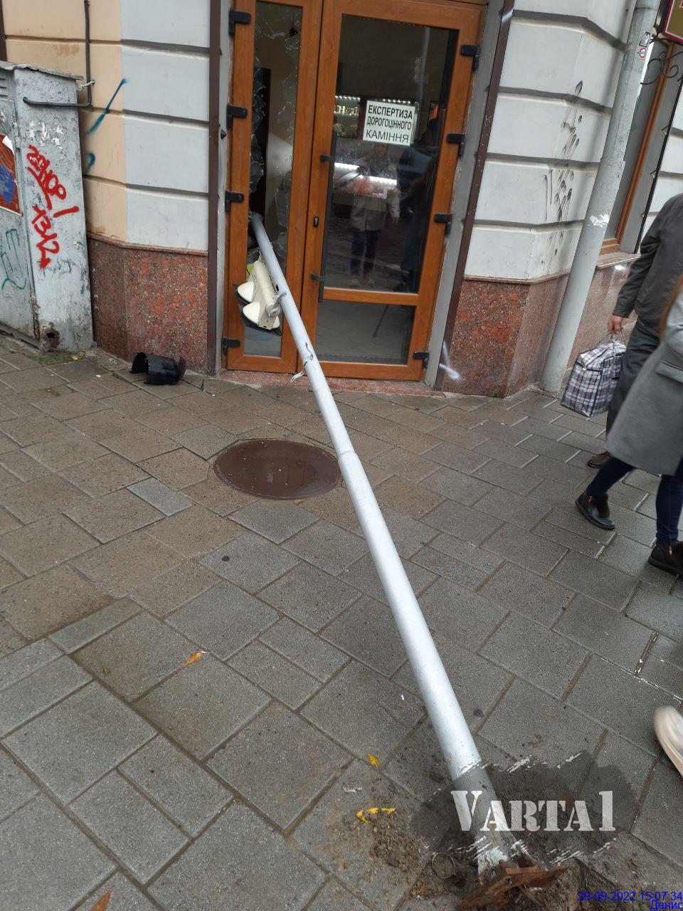 У Львові світлофор, який на швидкості зніс автомобіль, розтрощив ювелірний магазин.