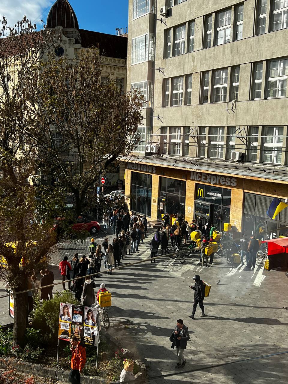 Аби поїсти у McDonald’s у Львові вже другий день поспіль вишиковуються довгі черги.