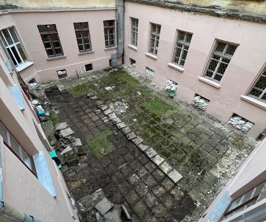 Такий вигляд мав внутрішній дворик львівської школи №62 до реконструкції.