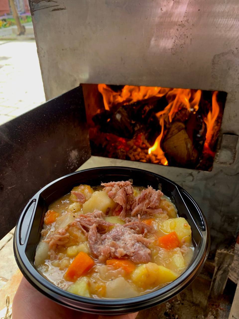 Нас не подолати: під час знеструмлень кухарі львівської школи готують дітям обіди на буржуйці.