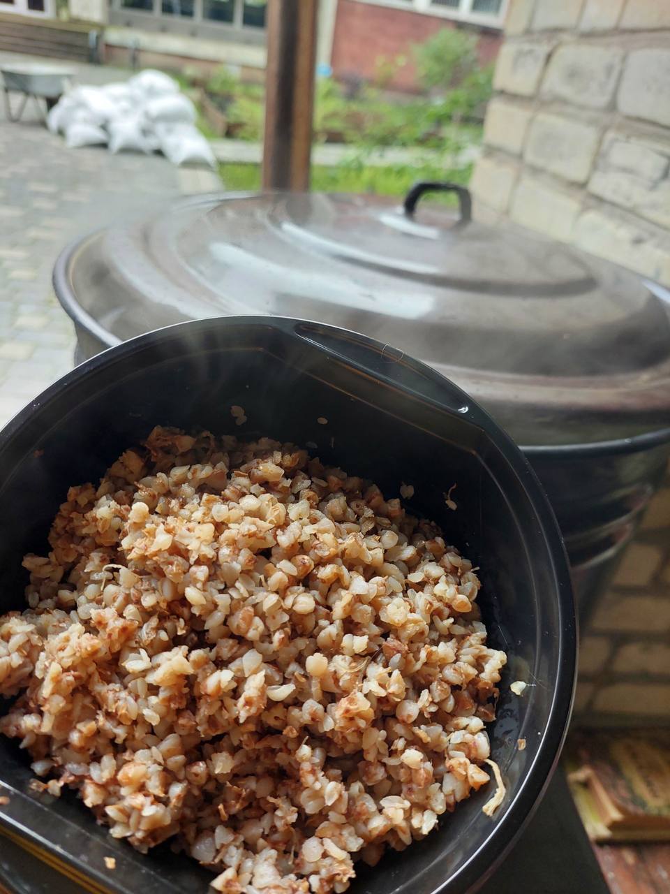 Нас не подолати: під час знеструмлень кухарі львівської школи готують дітям обіди на буржуйці.