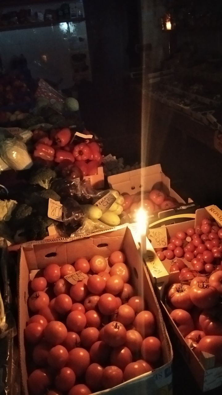 На знеструмлених ринках Львова люди торгують при свічках — фото.