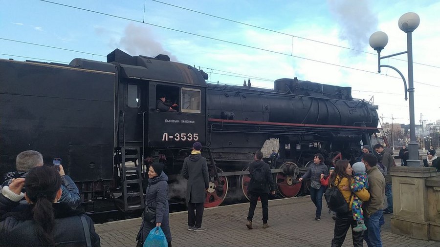 Як розважаються туристи у Львові на новорічні свята 2023.