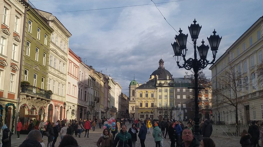 Як розважаються туристи у Львові на новорічні свята 2023.