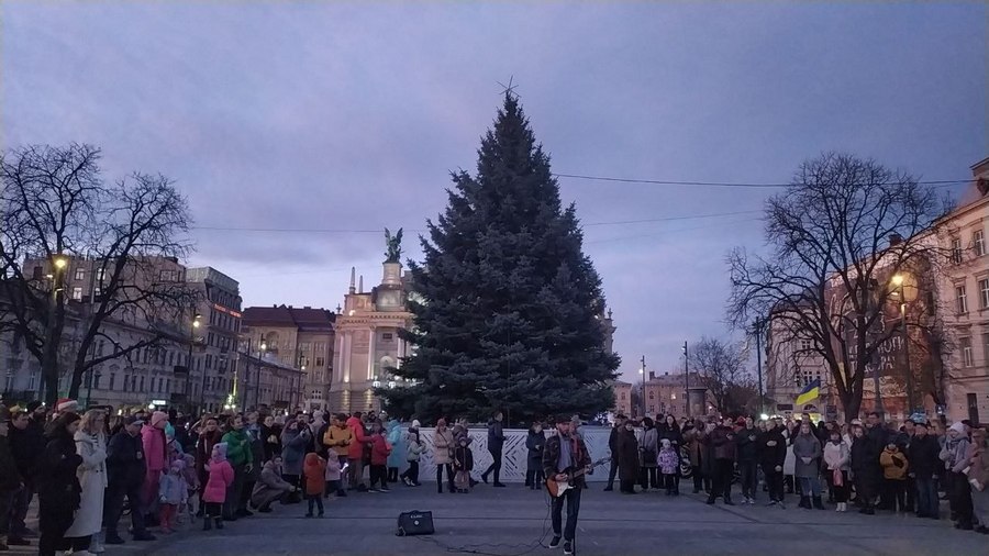 Як розважаються туристи у Львові на новорічні свята 2023.