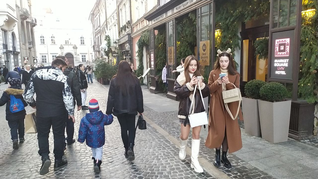 Як розважаються туристи у Львові на новорічні свята 2023.