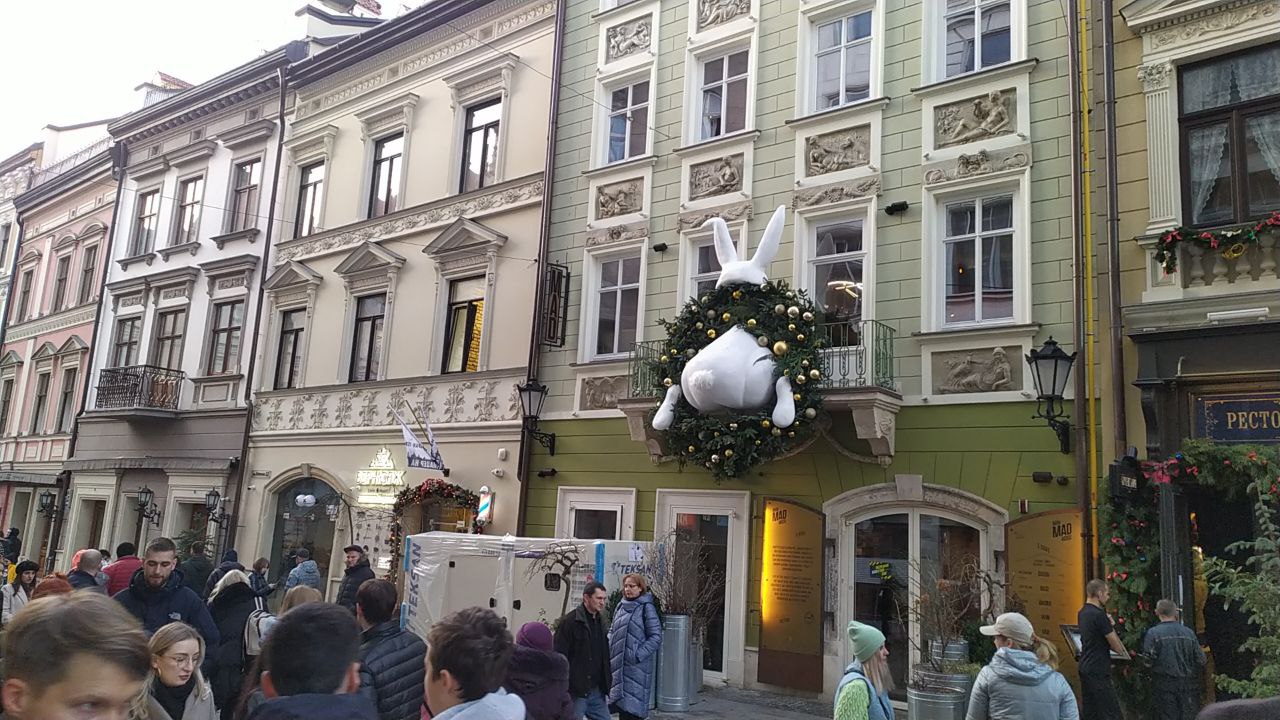 Як розважаються туристи у Львові на новорічні свята 2023.