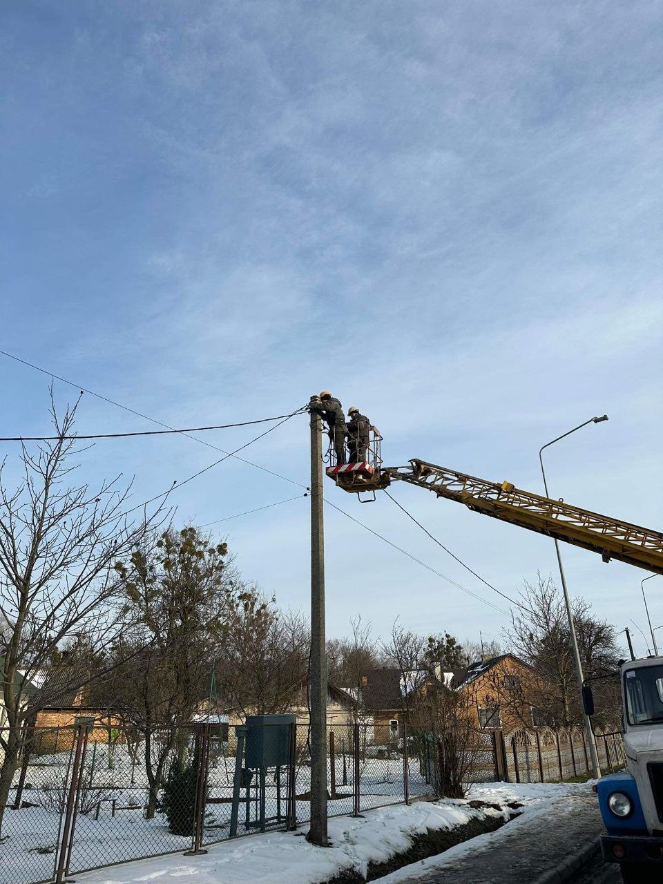 У мережу виклали фото наслідків ракетного обстрілу Львівської області.