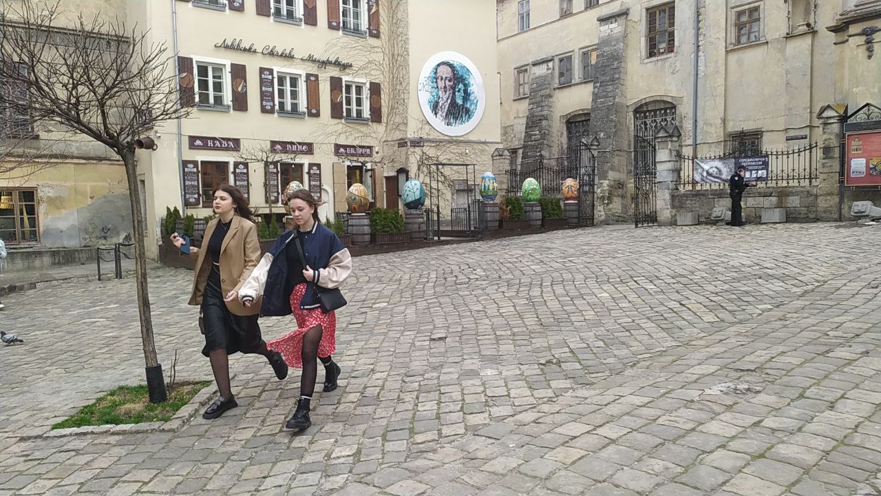 На площі Музейній у Львові відкрили виставку великодніх писанок — відео.