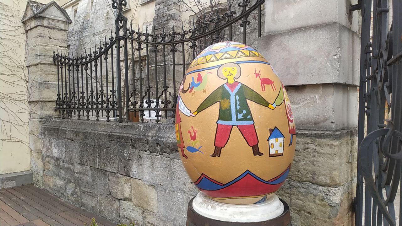 На площі Музейній у Львові відкрили виставку великодніх писанок — відео.