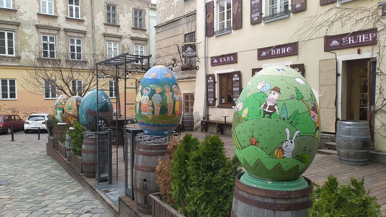 На площі Музейній у Львові відкрили виставку великодніх писанок — відео.