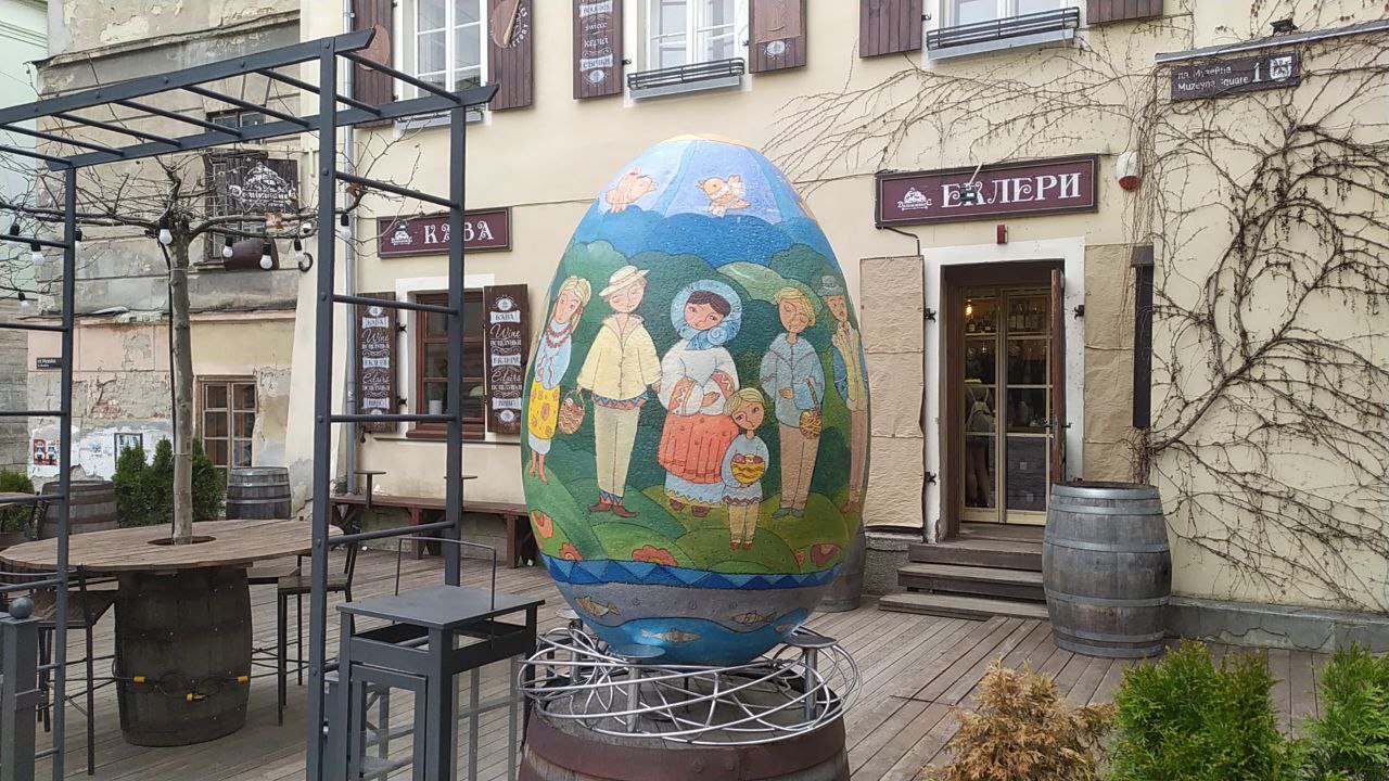 На площі Музейній у Львові відкрили виставку великодніх писанок — відео.