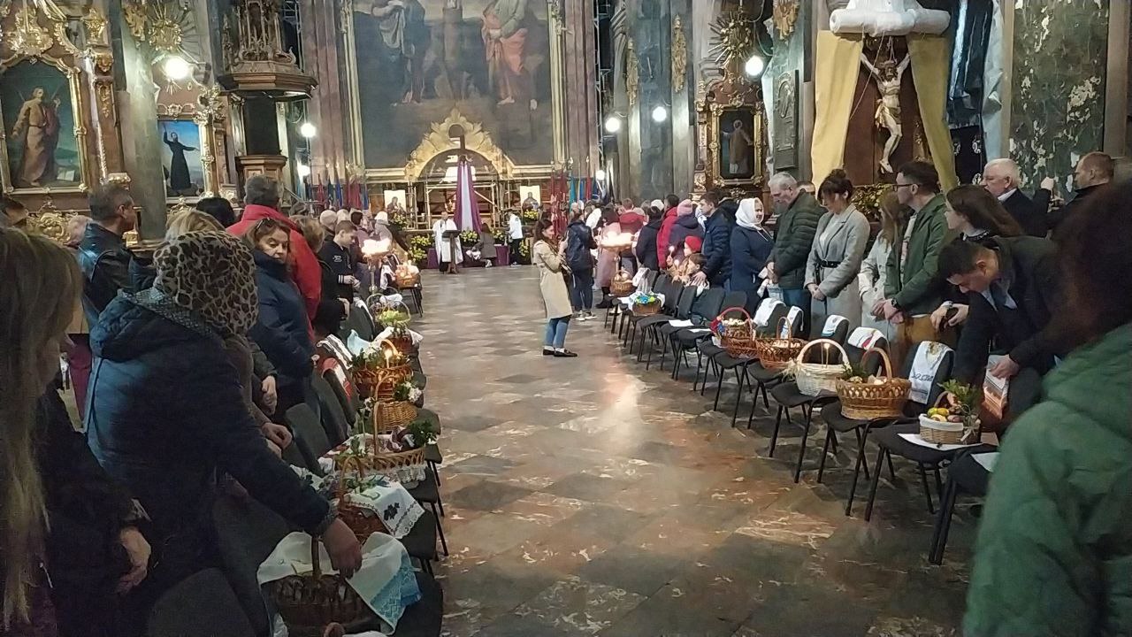 У Львові розпочалося освячення великодніх кошиків.