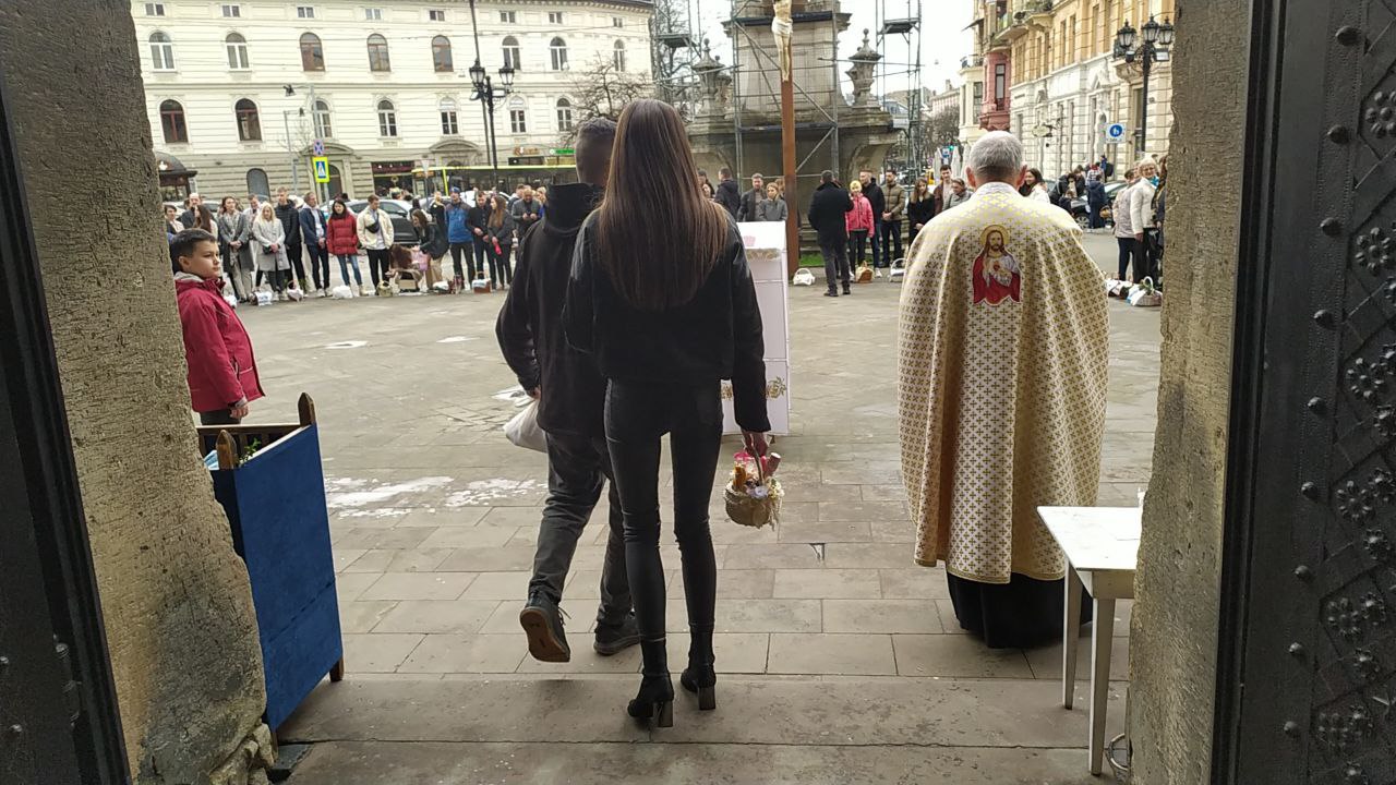 У Львові розпочалося освячення великодніх кошиків.