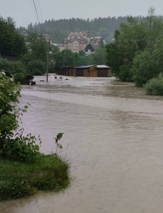 Через потужну зливу на Львівщині пішов під воду популярний курорт.