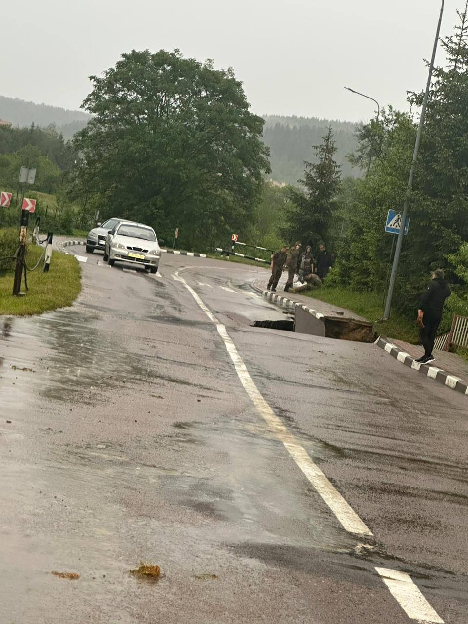 Біля Урича обвалилася дорога.